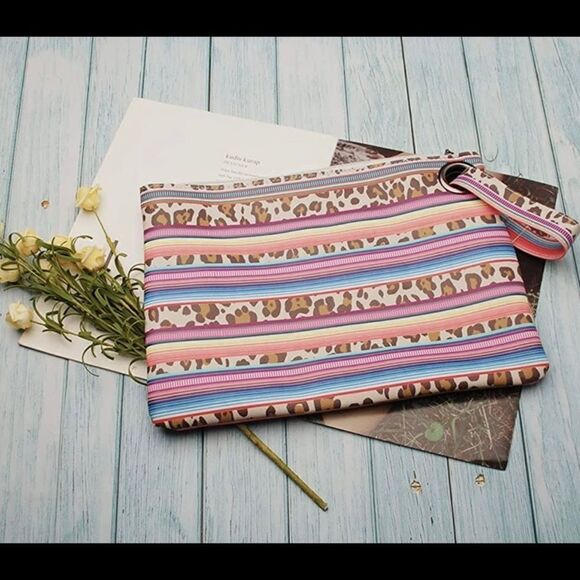 Cute wristlet Leopard Pattern and Multi Colored - Picture 2 of 5